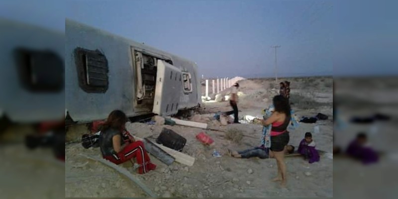 Fallecen 7 y 15 quedan heridos al volcar autobús en Coahuila - Foto 1 