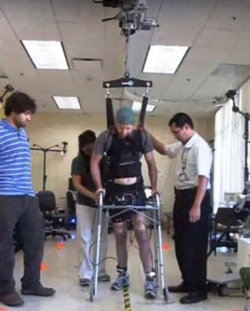 Un hombre camina de nuevo después de cinco años de parálisis 