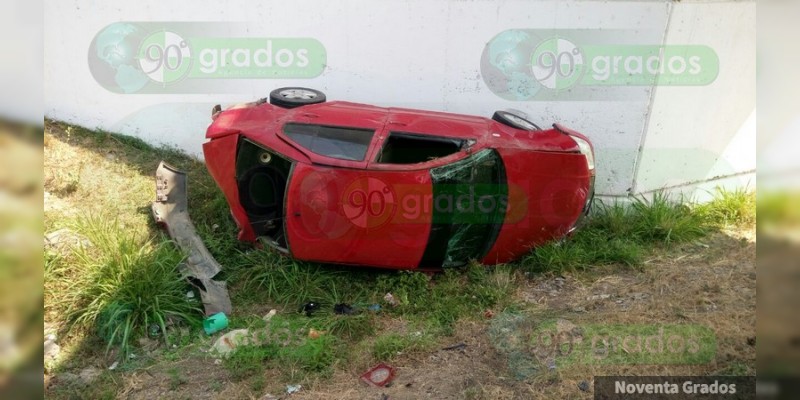 Chocan tráiler y auto en la Autopista Siglo XXI