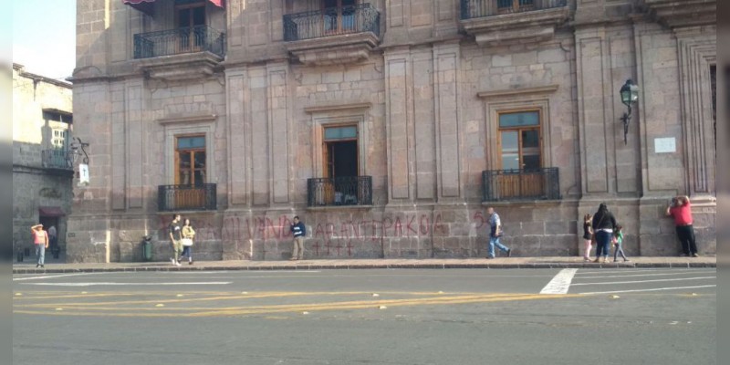 Vandalizan Palacio de Gobierno en Morelia  