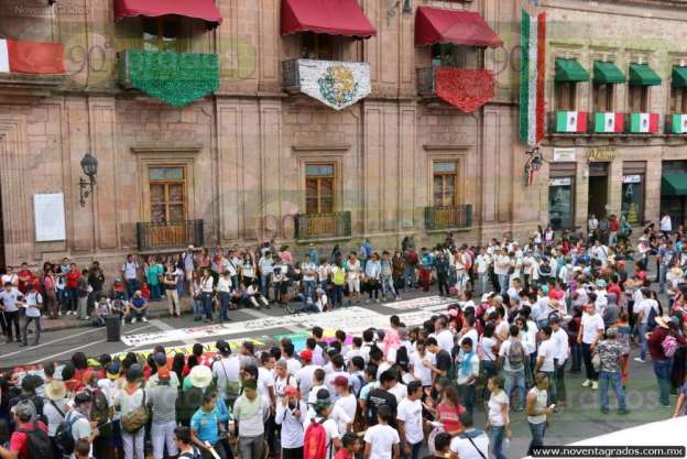 Arriban normalistas al Centro Histórico de Morelia - Foto 10 