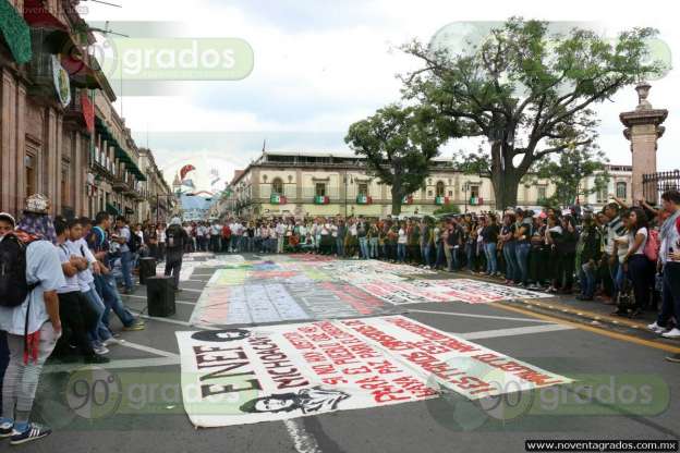 Arriban normalistas al Centro Histórico de Morelia - Foto 3 
