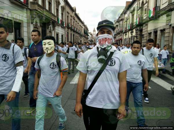 Arriban normalistas al Centro Histórico de Morelia - Foto 4 
