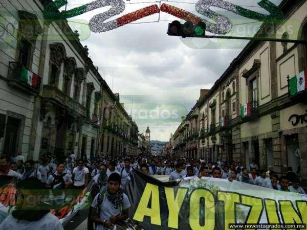 Arriban normalistas al Centro Histórico de Morelia - Foto 7 