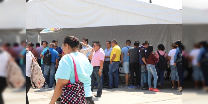 Entregan 112 millones de pesos de bonos a maestros de Michoacán 