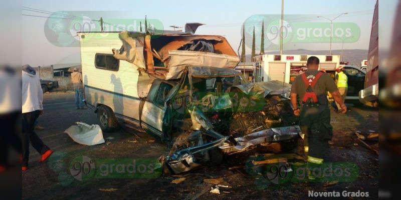 Choque en la carretera Celaya – Salvatierra deja al menos 10 heridos - Foto 0 
