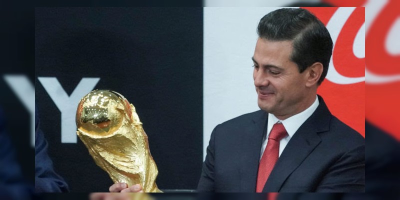 Peña Nieto ya levantó la Copa del Mundo  