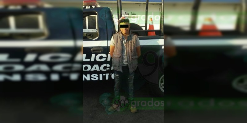 Detienen a dos con moto y taxi robados, en Uruapan, Michoacán - Foto 0 