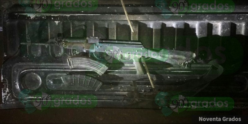 Aseguran un cuerno de chivo y munición al interior de una camioneta abandonada en Apatzingán - Foto 0 