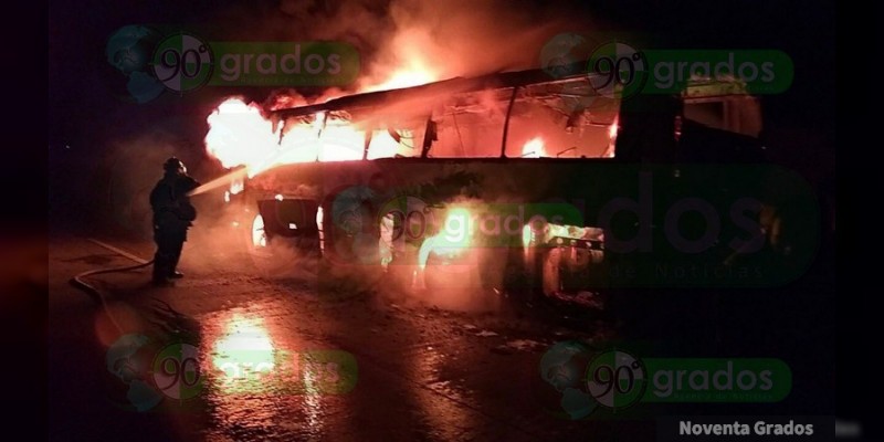 Se incendia autobús donde viajaban casi 50 personas en La Piedad, Michoacán - Foto 0 