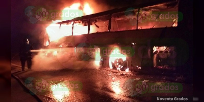 Se incendia autobús donde viajaban casi 50 personas en La Piedad, Michoacán - Foto 1 