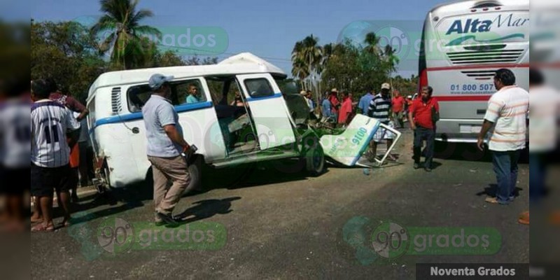 Choque de autobús, combi y camioneta en Chilpancingo deja dos muertos y cinco heridos - Foto 0 