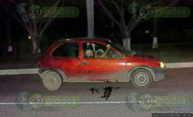 Asesinan a tres hombres en sus vehículos, en Zihuatanejo, Guerrero - Foto 1 