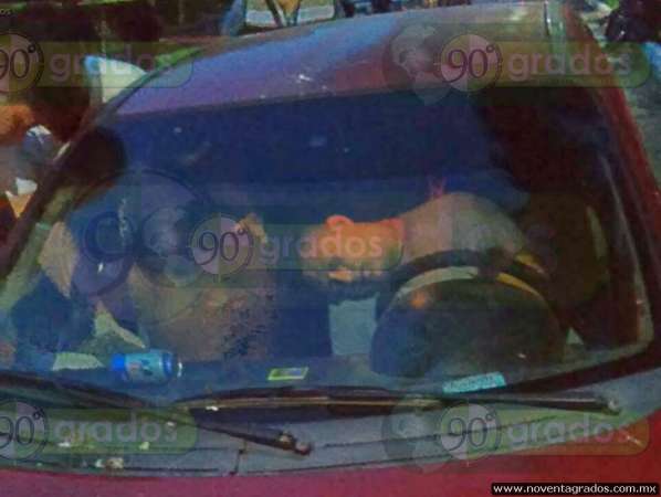 Asesinan a tres hombres en sus vehículos, en Zihuatanejo, Guerrero - Foto 2 