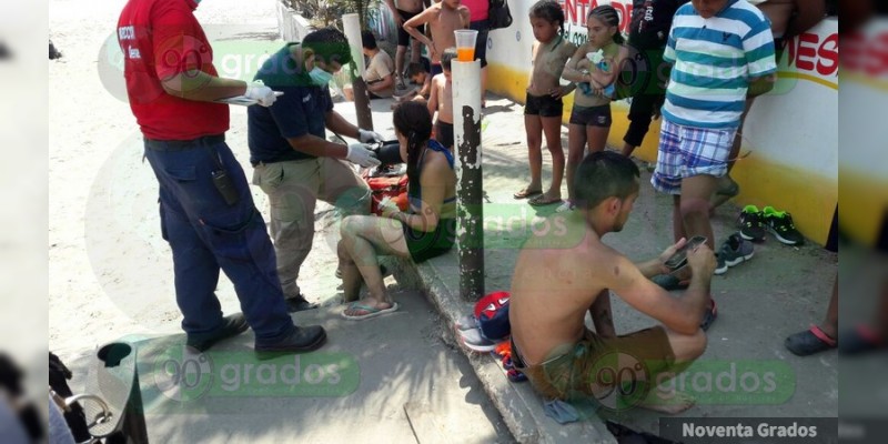 Salvan a turistas morelianos de ahogarse en playa de Lázaro Cárdenas 