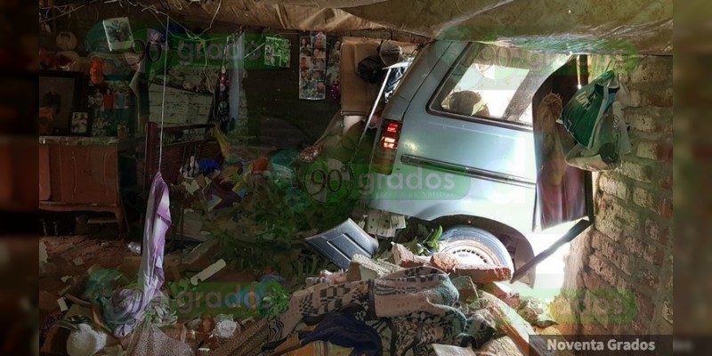 Automóvil se empotra contra vivienda en Zamora - Foto 0 