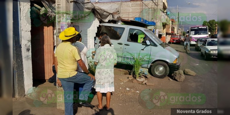 Automóvil se empotra contra vivienda en Zamora - Foto 1 