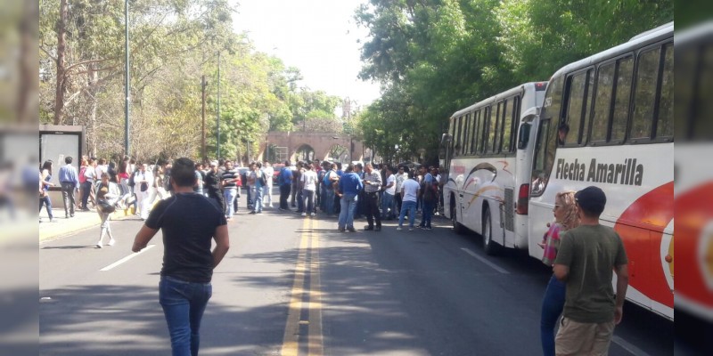 Normalistas bloquean la avenida Ventura Puente en Morelia 