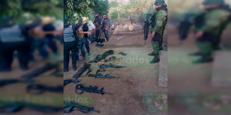 Desmantelan narcocampamento y detienen a siete hombres armados en Ario, Michoacán - Foto 0 