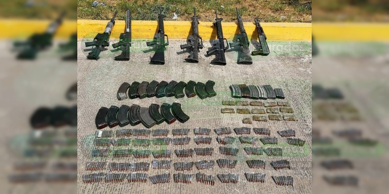 Aseguran armas de fuego y autos robados en Michoacán; hay doce detenidos - Foto 0 