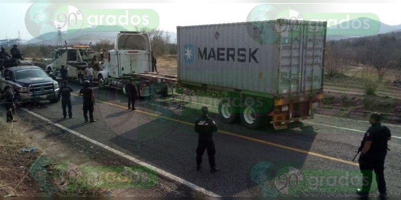 Tras robo de tráiler recuperan éste y aseguran dos vehículos en Arteaga, Michoacán - Foto 0 