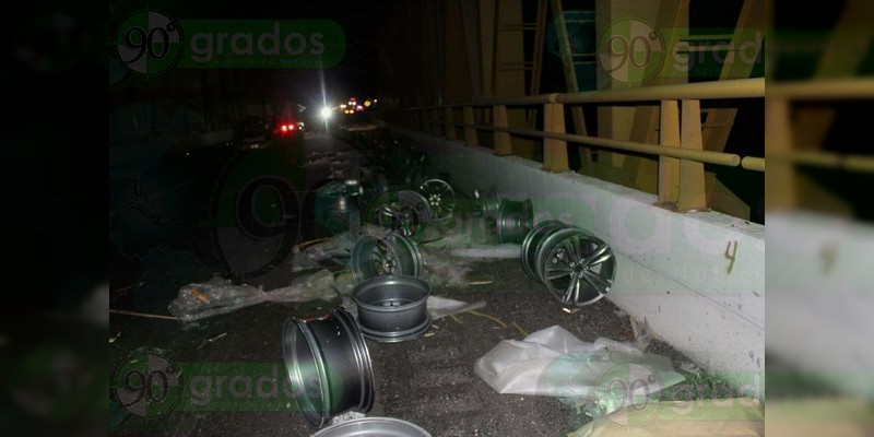 Tráiler que transportaba rines choca contra puente en la Autopista Siglo XXI - Foto 1 