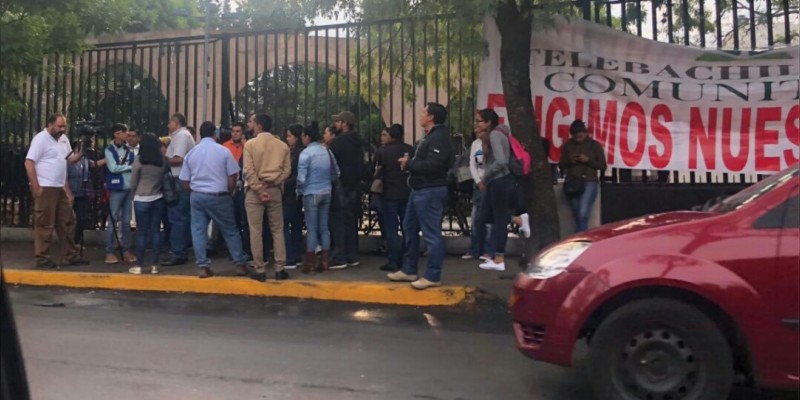 Telebachillerato Comunitario se manifiesta en la Secretaría de Finanzas 