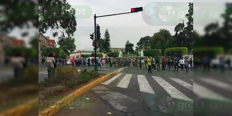 Manifestantes cierran vialidades en Morelia - Foto 1 