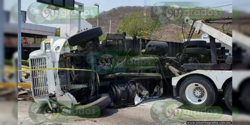 Choque deja 10 muertos en la Manzanillo - Colima 