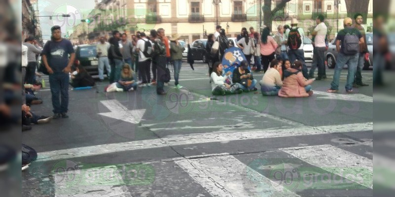 Cierre parcial de la avenida Francisco I. Madero por parte de normalistas  