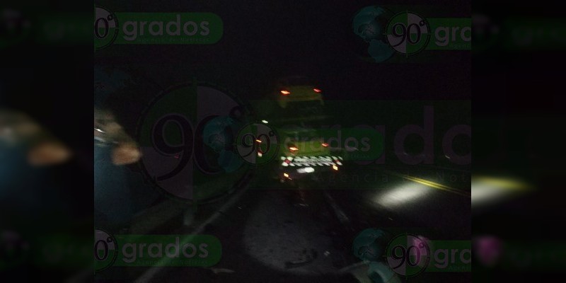 Mueren 6 personas tras choque entre tráiler y auto en la Autopista Siglo XXI - Foto 2 