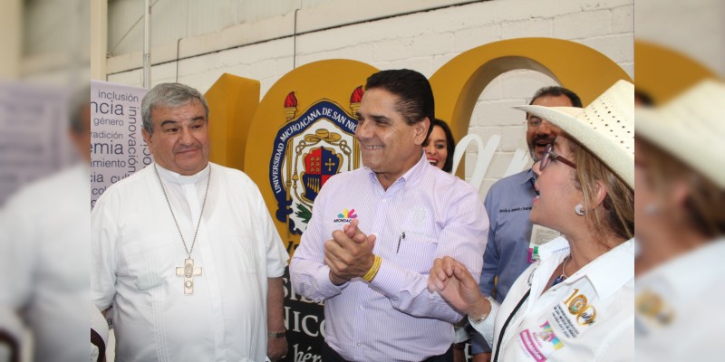 Visita Silvano Aureoles stand de UMSNH en la Expo Fiesta Michoacán 2018 - Foto 0 