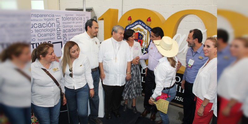 Visita Silvano Aureoles stand de UMSNH en la Expo Fiesta Michoacán 2018 - Foto 1 