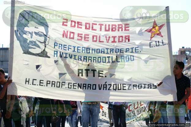 Marchan en Morelia en aniversario de la matanza de Tlatelolco - Foto 1 
