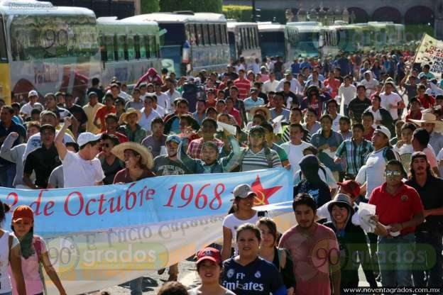Marchan en Morelia en aniversario de la matanza de Tlatelolco - Foto 2 