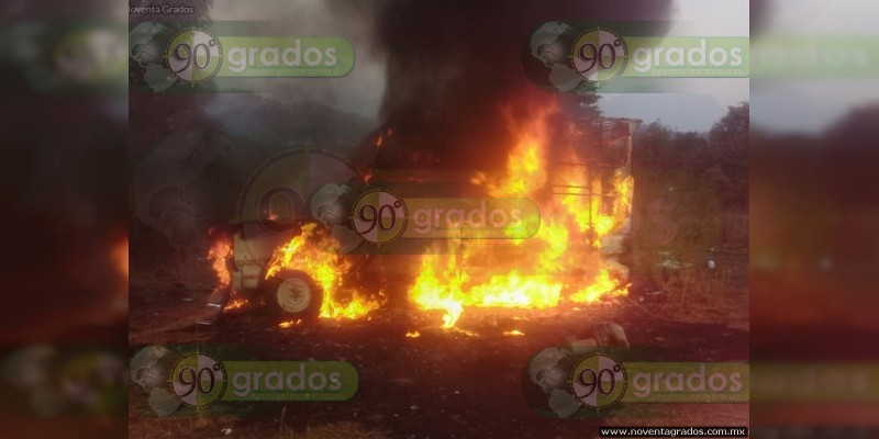 Arde en llamas camioneta en la Zitácuaro - Ocampo, en Michoacán - Foto 0 
