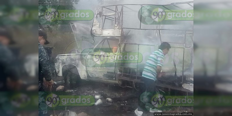 Arde en llamas camioneta en la Zitácuaro - Ocampo, en Michoacán - Foto 1 