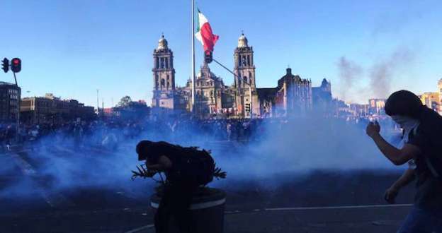Granaderos se enfrentan con encapuchados que atacaban el Palacio Nacional - Foto 0 