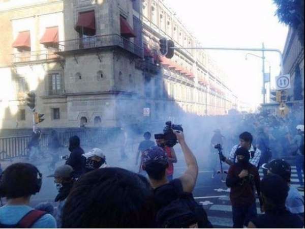 Granaderos se enfrentan con encapuchados que atacaban el Palacio Nacional - Foto 1 