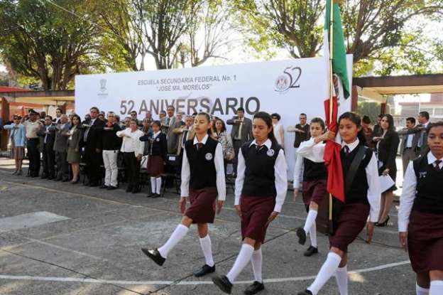 Celebran 52 Aniversario de la primera escuela secundaria de Morelia - Foto 0 