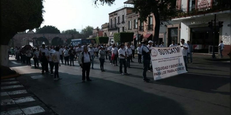 Marchan por el Día del Trabajo en Morelia 