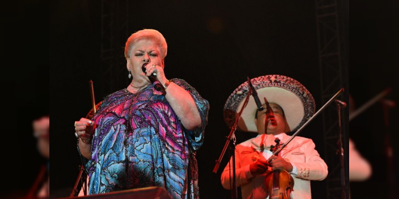 Entonan cientos de asistentes a la Expo Fiesta Michoacán 2018 los éxitos de Paquita la del Barrio - Foto 0 