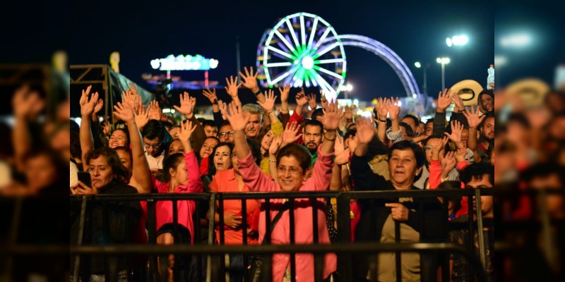 Entonan cientos de asistentes a la Expo Fiesta Michoacán 2018 los éxitos de Paquita la del Barrio - Foto 1 