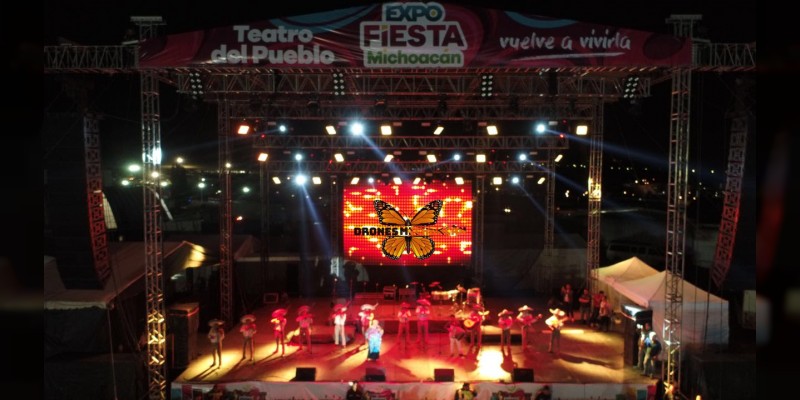 Entonan cientos de asistentes a la Expo Fiesta Michoacán 2018 los éxitos de Paquita la del Barrio - Foto 2 