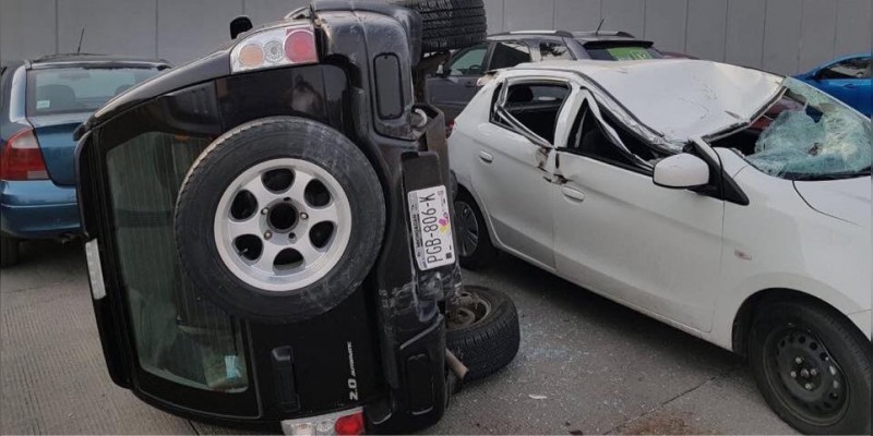 Cae con su camioneta sobre dos autos en estacionamiento del IMSS  en Charo 