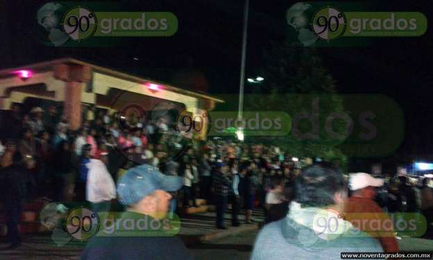 Pobladores destrozan patrullas de la PF en Tancítaro; exigen salida de federales - Foto 1 