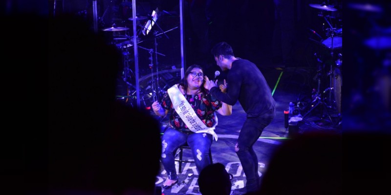 Carlos Rivera enamoró con su presentación a fans en el Centro de Espectáculos de la Expo Fiesta Michoacán 2018 