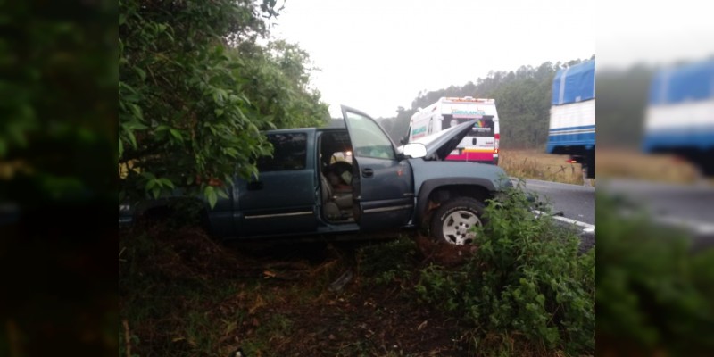 Muere prensado al chocar de frente contra un tráiler