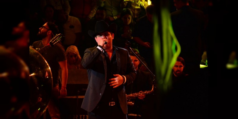 Retumba el Centro de Espectáculos con Alfredo Olivas  