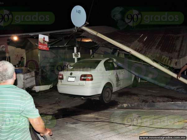 Menor estrella vehículo contra puesto de tacos en Lázaro Cárdenas, Michoacán; hay cuatro heridos - Foto 1 